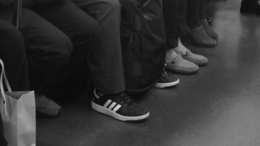 1歳児が混雑電車の中で泣き出して止まらない。焦る私に仕事帰りの女性客が、周りに聞こえるような声で（大阪府・50代女性）