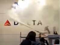 汚物は消毒だー！女が空港で消火器を噴射し逮捕
