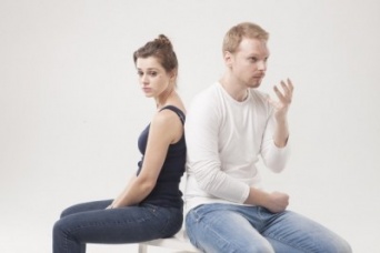 元カレと遭遇!?　彼氏と気まずい空気になるとき・6選