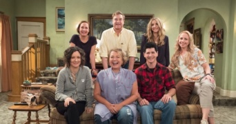 米人気シットコム『ロザンヌ』主演女優が人種差別ツイート、ABCは番組打ち切りを決定