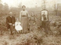 昔は自撮り写真を撮るのも大変だった。100年前の自撮り写真はこのように撮影されていた