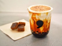 ユニークなオリジナルティーが楽しめる「comma TOGO」1号店が新宿にオープン