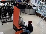 何が起きた！？　機材売り場のディスプレイが突然崩壊。