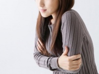 冬は肩が凝りやすい...と思っていませんか。画像はイメージ。