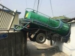 【韓国】人糞乗せたバキュームカーが家に突っ込む！　最低だろ…