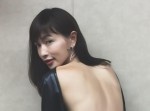 長谷川京子のワンピがパックリ！　背中には日焼け跡が♥
