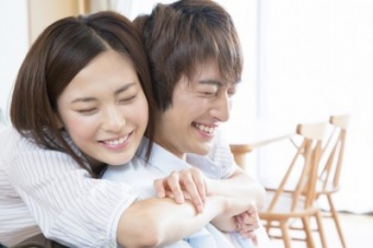 心臓バクバク急上昇!?　男性が「ドキっとさせられた」ボディタッチのエピソード・4選