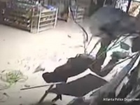 3度目の天罰。同じ食料品店に何度も押し入った強盗、3回目に天井から落下