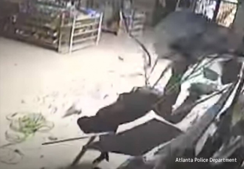 3度目の天罰。同じ食料品店に何度も押し入った強盗、3回目に天井から落下