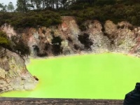 蛍光グリーンの誘惑。見ると綺麗だけど入ると皮膚が溶けるニュージーランドの温泉「デビルズバス」
