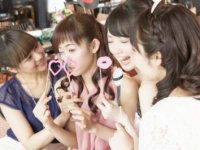 ありがちなドレスでもOK!?　友達の結婚式で浮かないためのコツ4つ