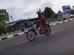 バイクでウィリーした直後、予想外の事態に・・・！