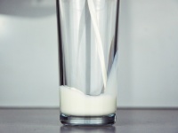牛乳にLEDの光をあてると味や品質に影響が！？　驚きの調査報告が話題に