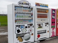 「お米」の自販機（写真左）、「だし」の自販機（右）（画像はサン・ベンディング東北