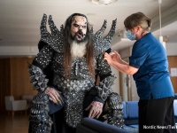 最もロックなワクチン接種。ハードロックバンドのMr.ローディが怪物姿で2回目接種（フィンランド）