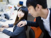 顔見るのもイヤ!!　職場の男性から受けて困った好き好きアピール6つ！