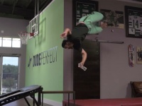 今度はペットボトル？！天才YouTuber集団「Dude Perfect」最新作も超絶技巧続出！