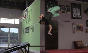 今度はペットボトル？！天才YouTuber集団「Dude Perfect」最新作も超絶技巧続出！