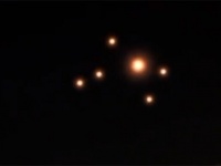 UFO連隊か？オレンジ色に光る複数の丸い発光物体がフォーメーションを組んでマイアミ上空を通過（アメリカ）