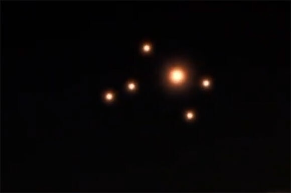 UFO連隊か？オレンジ色に光る複数の丸い発光物体がフォーメーションを組んでマイアミ上空を通過（アメリカ）