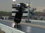ドラッグレースで４０００馬力のモンスター・コルベットが吹き飛ぶクラッシュ