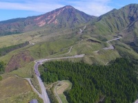 池の窪牧野よりドローンで撮影した阿蘇南登山道（写真は「南阿蘇の力」Facebookページより）