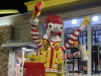 腕が多いし顔もおかしい？アラバマ州のマクドナルドに奇妙なドナルドがいる件