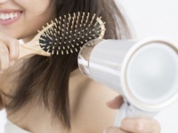 美容師が教える！　髪を傷めずに、手早く乾かす手順とコツ