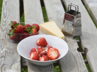 いちごにパルメザンチーズが相性抜群とネットで話題に。さあ、君も試してみよう