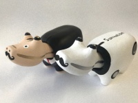 「赤べこ」とサルバドール・ダリがコラボ！ダリの髭がついた『ひげべこ』が販売中（福島県・諸橋近代美術館）