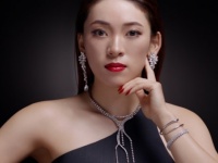 ギャップがすごい。CMで流れる“謎の美肌モデル”の正体が明らかに！