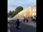家の中はどうなってる…？　破裂した水道管から出る大量の水が住宅に当たり続ける…