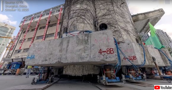 こいつ、動くぞ！巨大建造物にロボットの足を付けて徒歩で移動させることに成功