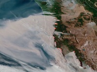 アメリカ西部で相次ぐ森林火災、新たに公開された人工衛星映像でその恐ろしさが明らかに