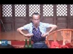 この老人、只者じゃねえ！　幼児服を着用する演芸でえげつない動きを魅せる！