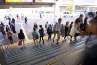 駅では階段がマスト？　習慣にしているダイエット3つ