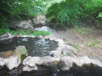 天然の川のすぐ横に野天風呂がある