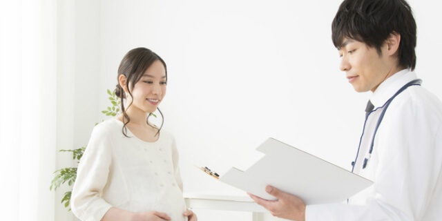 医師と妊婦