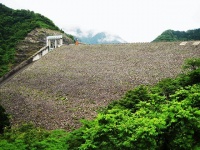 手取川ダム（Qurrenさん撮影、Wikimedia Commons）