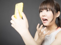 ヤダ、裸のポーズが……絶対に見られたくない、女の携帯電話の中の写真6つ