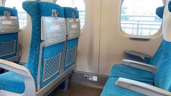 6人で2席に（画像はphotoAC）