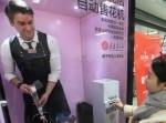 中に人！？　中国で生々しい“花の自動販売機”が設置される
