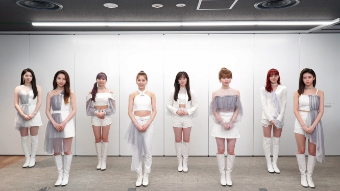 ⒞ソフトバンク『NiziU LAB』