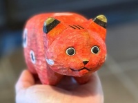 どこでお迎えできるんですか？　「赤べこ」ならぬ「赤ねこ」が可愛すぎて3.2万人めろめろ