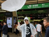 新宿駅南口に現れた台風男さん