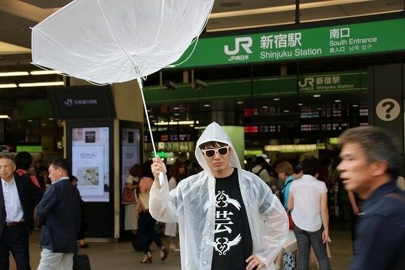 新宿駅南口に現れた台風男さん