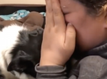 どうしたの？泣き真似をすると全力で慰めてくれる犬が優しすぎて泣ける