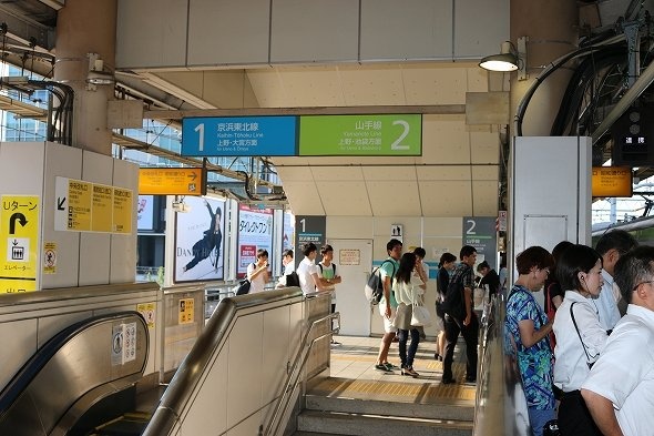 狭く、人が密集しているホーム