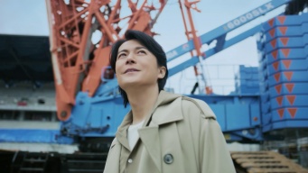 福山雅治が育った場所、長崎・稲佐山を背景に…　新TVCM本日公開！　福山は「歓声が降り注いできて気持ちよさそう」