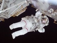 【動画】宇宙で髪の毛を洗うときはこう！使った水は1滴残らず飲み水にリサイクル